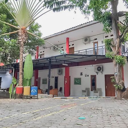 צ'ירבון Rumah Panggung Guest House Syariah Mitra Reddoorz מראה חיצוני תמונה